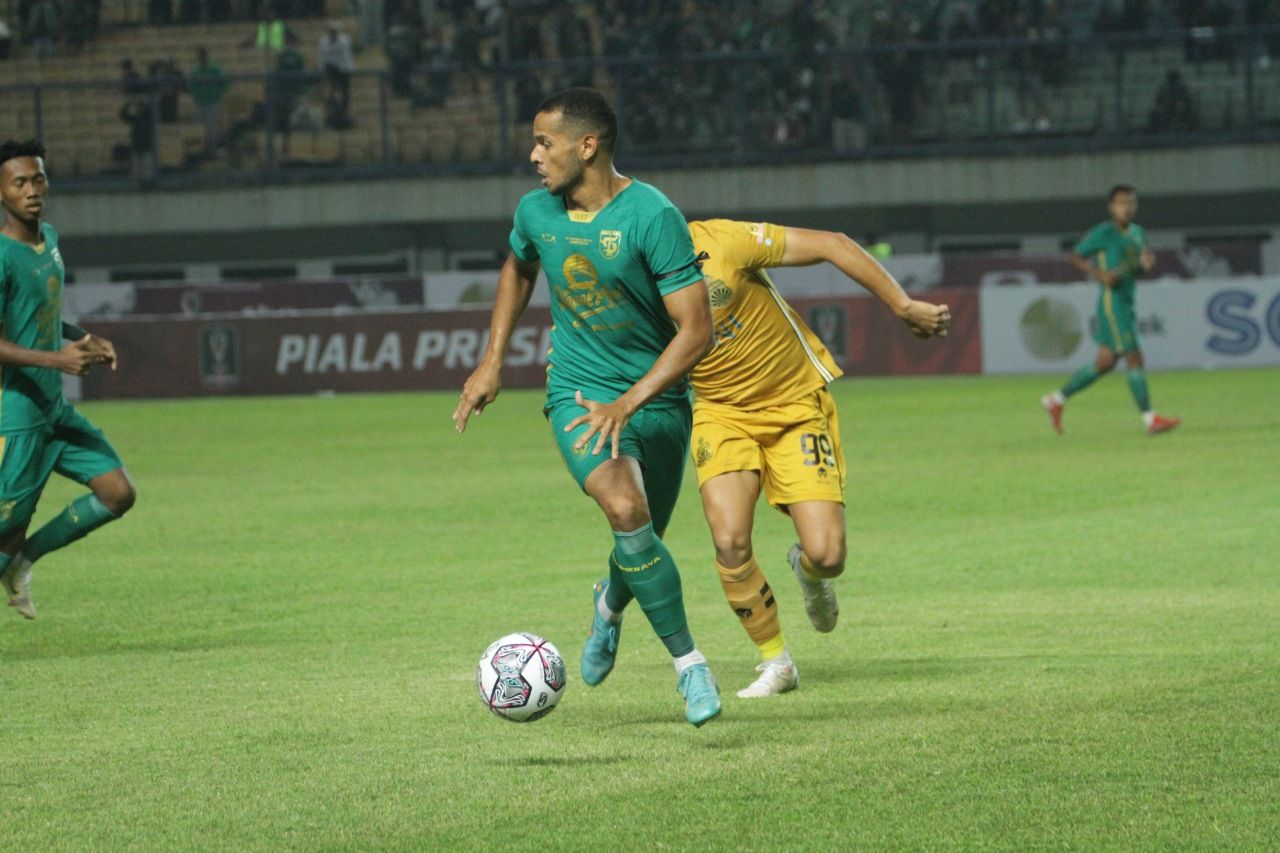 Aksi bek tengah asing Persebaya, Leo Lelis saat timnya bersua Bhayangkara FC dalam laga Grup C penyisihan Piala Presiden 2022, 13 Juni 2022.