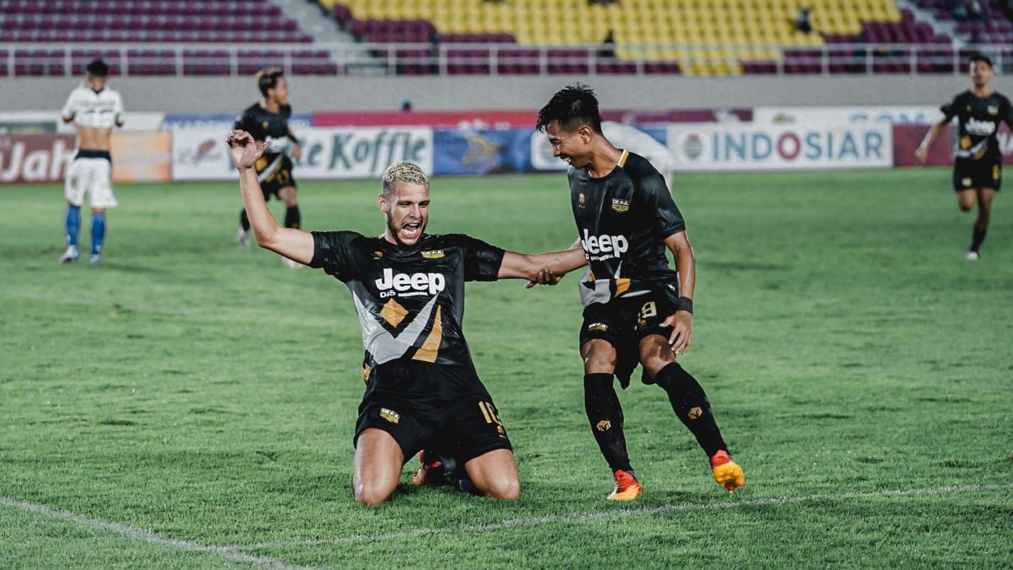 Striker Dewa United, Karim Rossi, merayakan gol debutnya ke gawang PSIS Semarang, Jumat (17/6/2022).