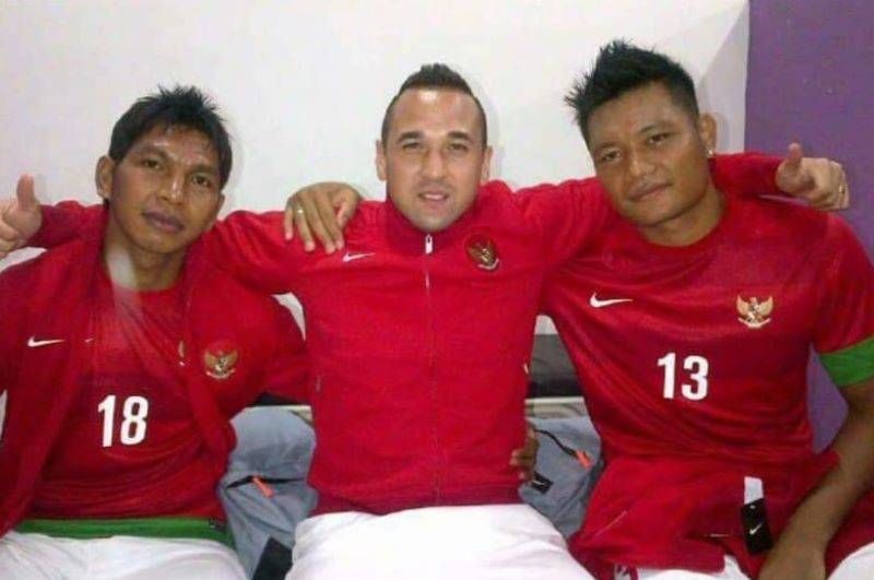 Jhonny van Beukering bersama dua pemain timnas Indonesia.