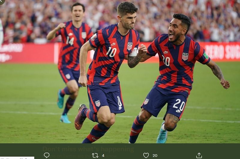 Bintang timnas Amerika Serikat, Christian Pulisic, merayakan gol bersama rekan setimnya.