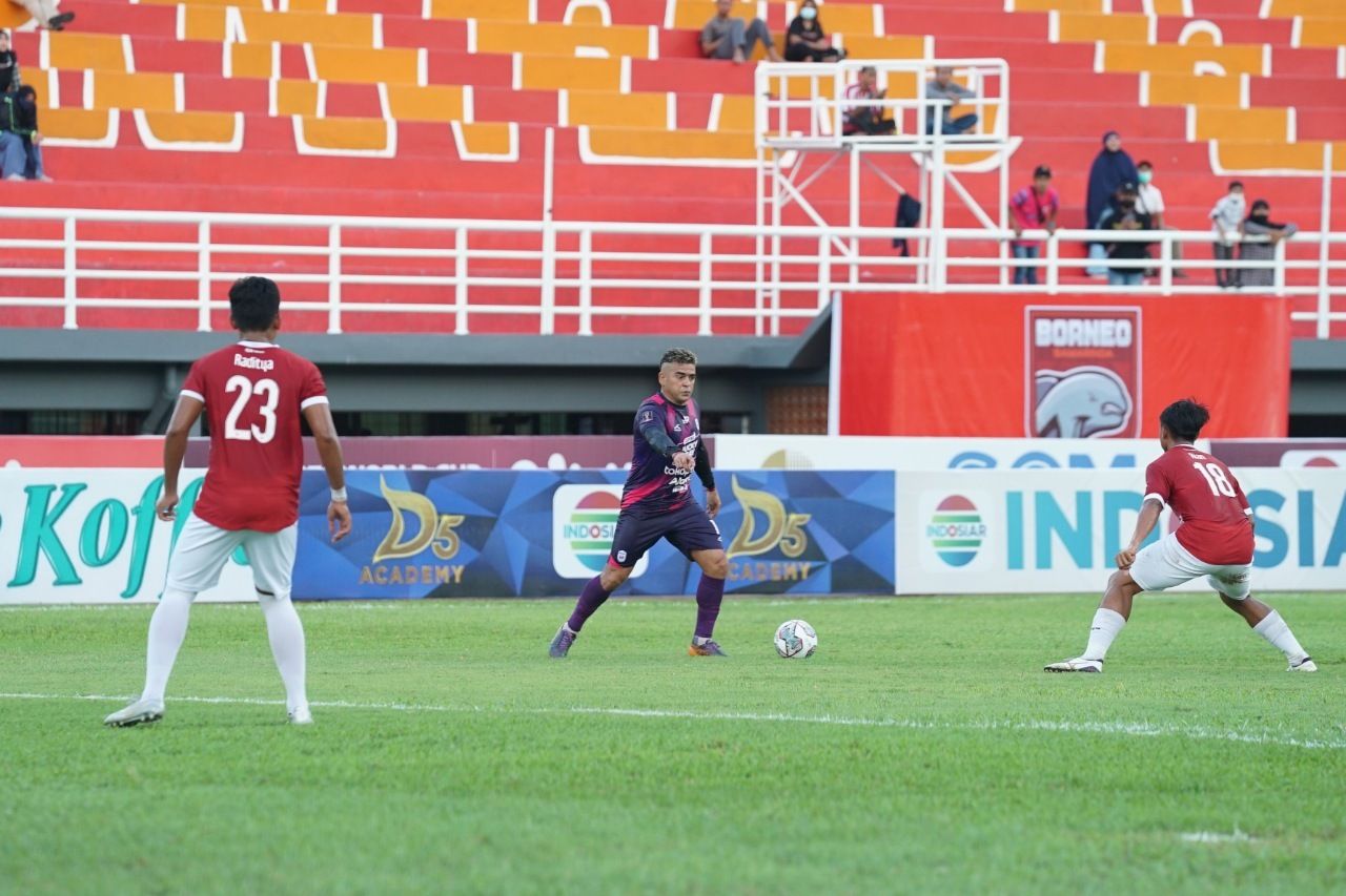 Striker senior Rans Nusantara FC, Cristian Gonzales di antara dua pemain Madura United, Kadek Raditya (23) dan Ricki Ariansyah dalam laga Piala Presiden 2022, 18 Juni 2022.