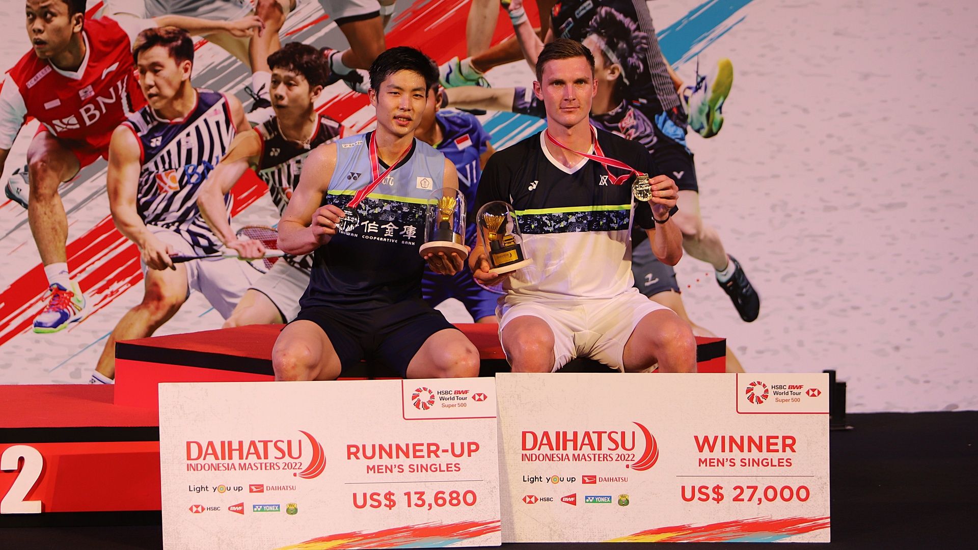 Juara dan runner-up Indonesia Masters 2022, Viktor Axelsen (Denmark) dan Chou Tien Chen (Taiwan).