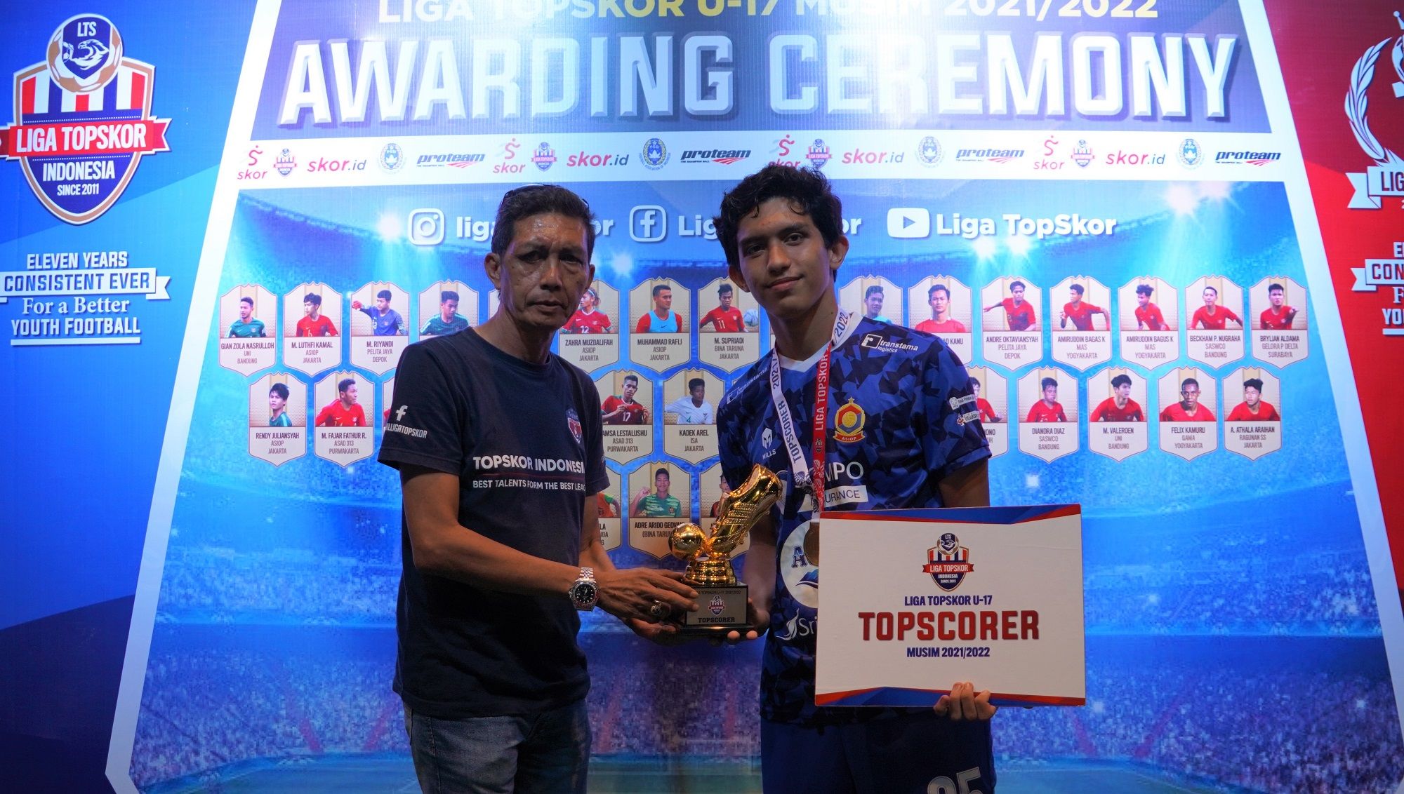TSG Liga TopSkor, Yunus Muchtar menyerahkan penghargaan untuk pencetak gol terbanyak di Liga TopSkor U-17 2022 yang didapatkan oleh penyerang ASIOP, Ibrahim Faisal.