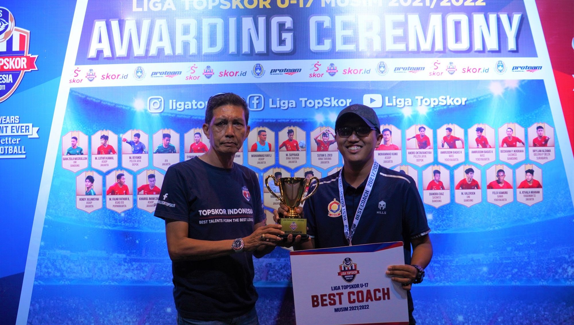 TSG Liga TopSkor, Yunus M (kiri) dan Yulio Mariem Putra (kanan) yang mendapatkan penghargaan pelatih terbaik Liga TopSkor U-17 2022.