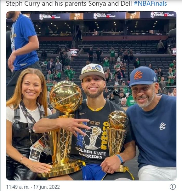 Stephen Curry memamerkan trofi juara NBA 2022 dan MVP bersama kedua orangtuanya, Sonya Curry dan Dell Curry.