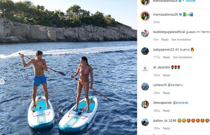 Bintang Chelsea Marcos Alonso menikmati awal liburan musim panasnya. 