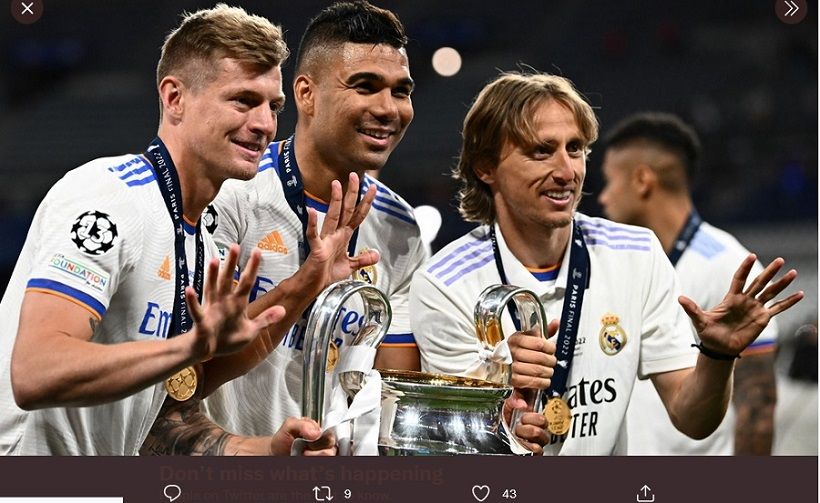 Trio lini tengah Real Madrid: Toni Kroos (kiri), Casemiro (tengah), dan Luka Modric saat merayakan gelar Liga Champions 2021-2022.