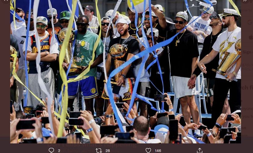 Para bintang Golden State Warriors ketika merayakan gelar NBA 2022 setelah parade bersama fans mereka, Senin (20/6/2022).