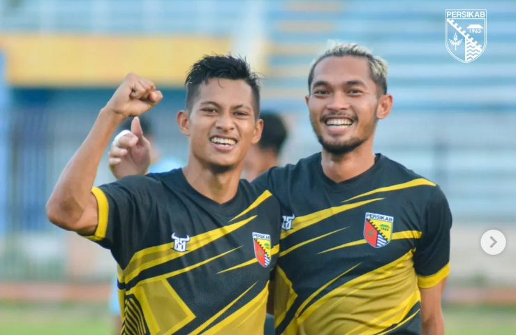 Wajah ceria dua pemain Persikab, M Faisol Yunus dan Azka Fauzi (kanan) sesuai laga uji coba kontra Persela di Lamongan pada 19 Juni 2022.