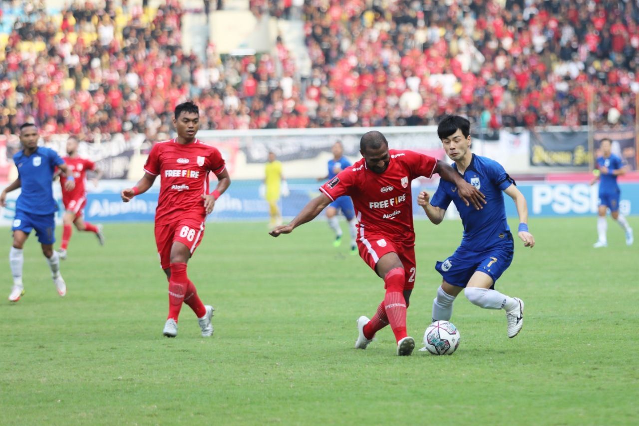 Bek tengah Persis Solo, Andri Ibo dilihat rekannya, Alfath Fathier saat mencoba menghadang penyerang PSIS Semarang, Taisei Marukawa dalam laga Piala Presiden 2022, 21 Juni 2022.