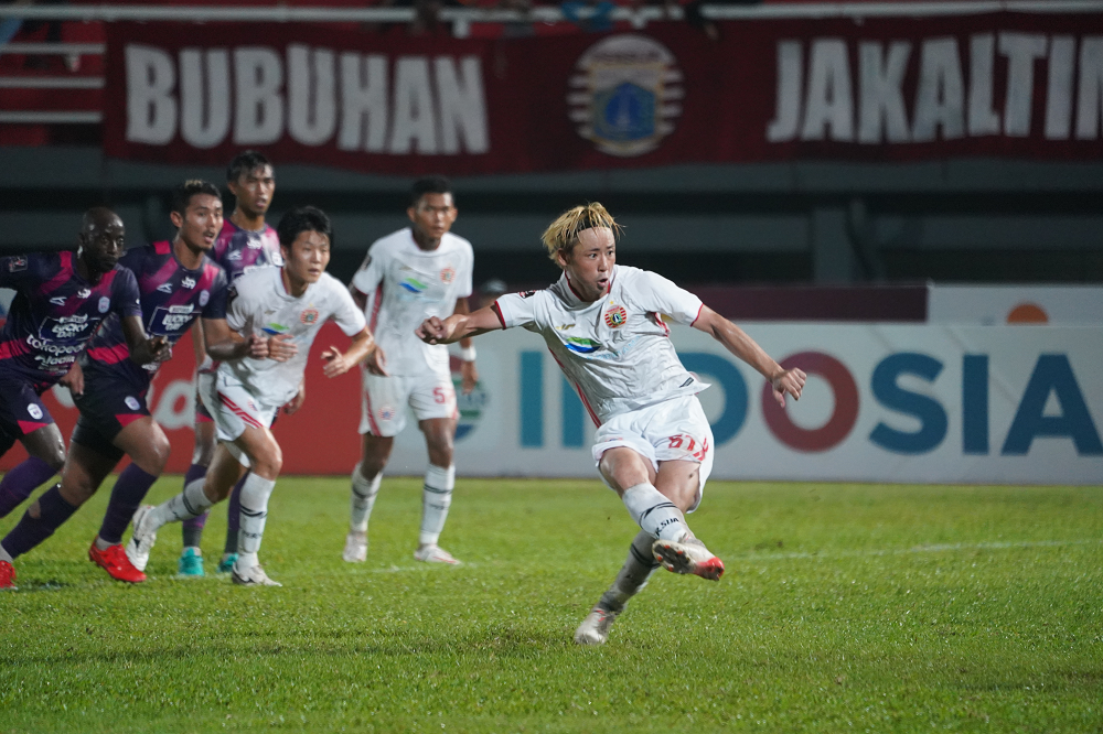 Aksi Ryohei Miyazaki saat melakukan sepakan 12 pas ke gawang Rans Nusantara FC saat membela Persija di Piala Presiden 2022, 22 Juni 2022.