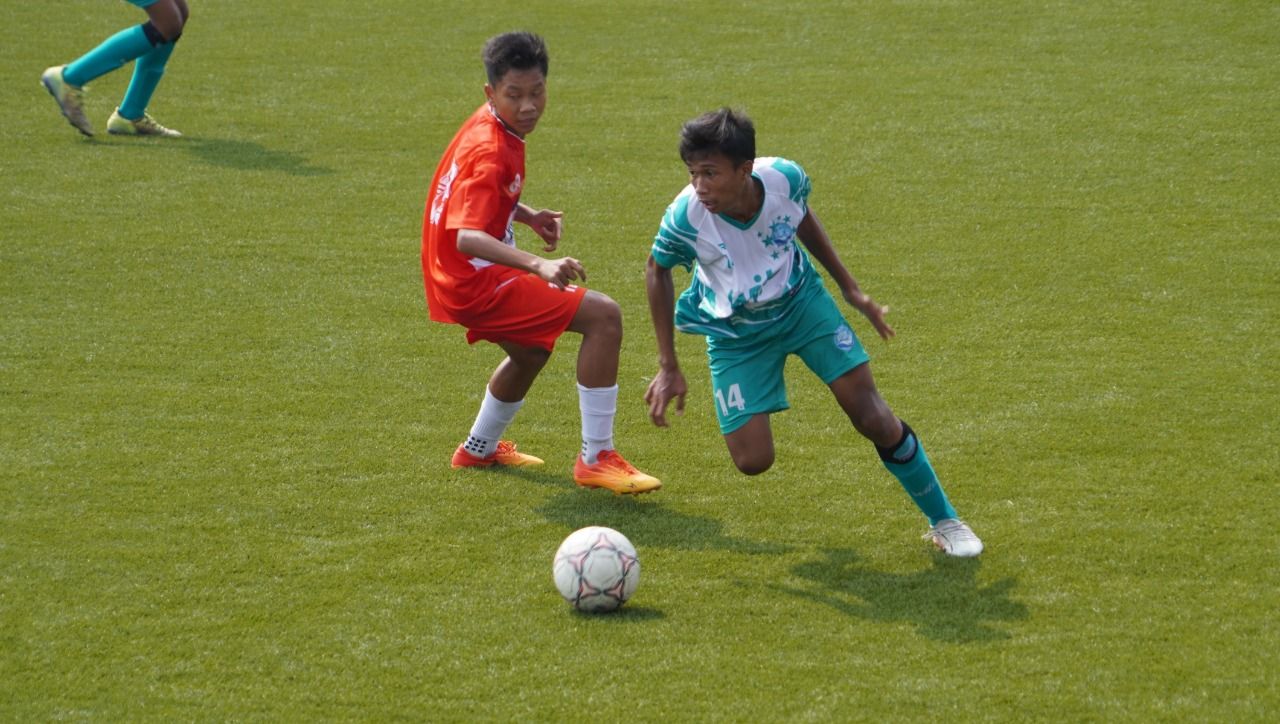 Pemain Ocean Stars mengelabui pemain Djarum Kudus pada pertandingan TopSkor Cup Nasional U-16 2022