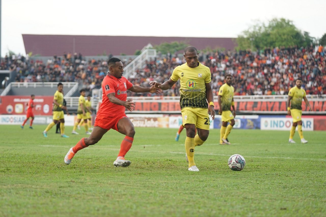 Winger Borneo FC, Terens Puhiri (kiri) mencoba merebut bola dari bek Barito Putera, Franc Sokoy dalam laga Piala Presiden 2022 di Stadion Segiri, Samarinda, 22 Juni 2022.
