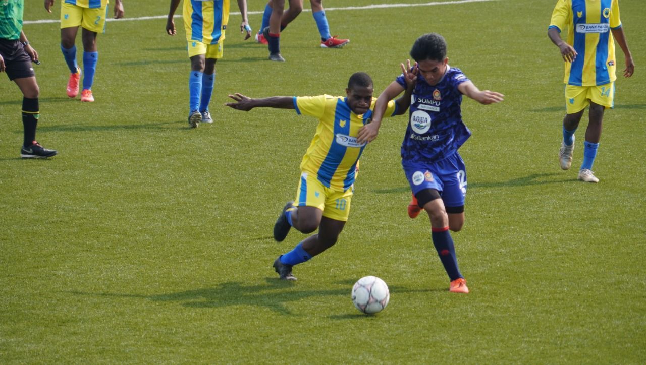 Pemain Nafri Papua tengah berebut bola dengan pemain ASiOP pada laga terakhir Grup A TopSkor Cup Nasional U-16 2022