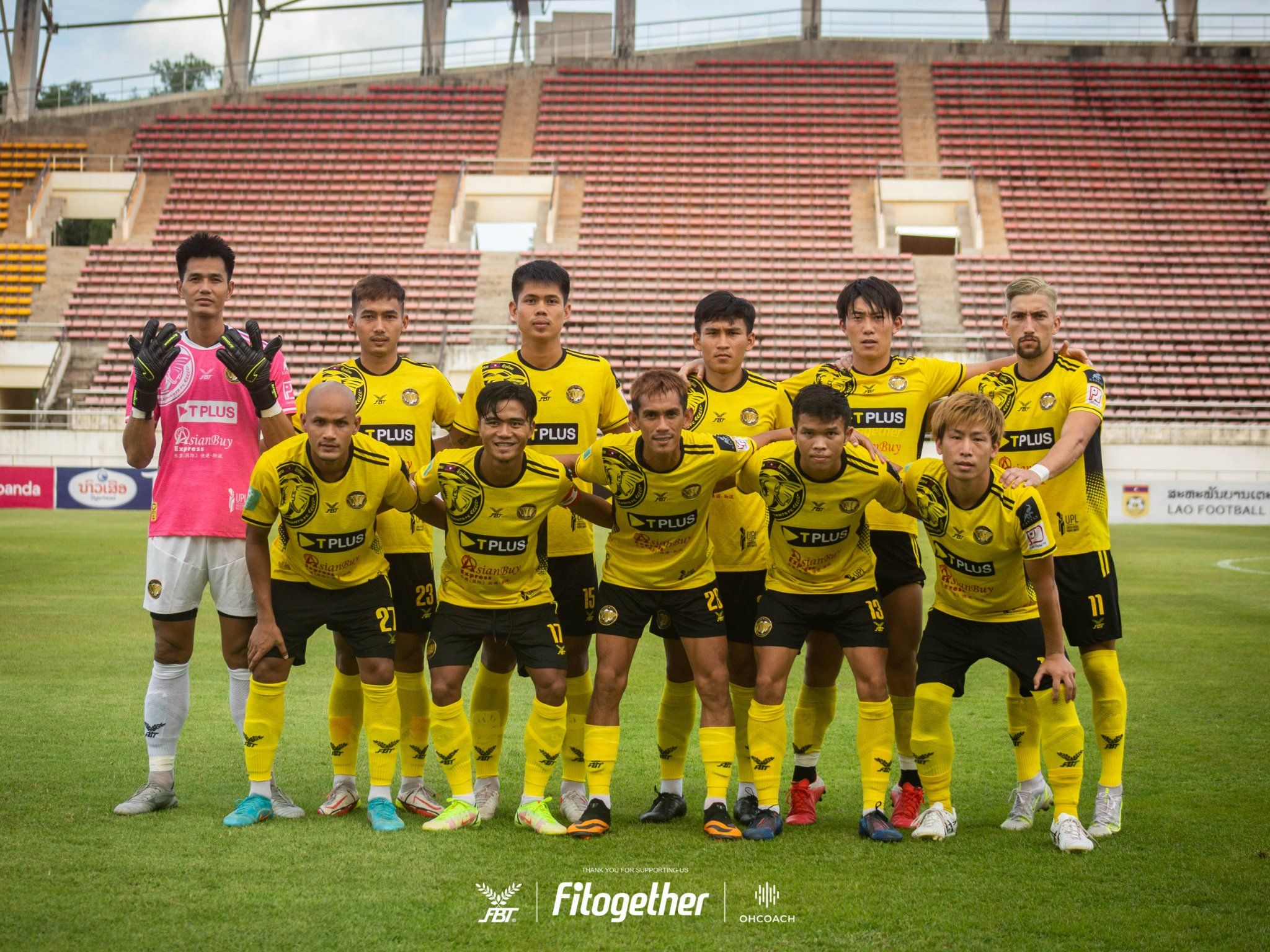 Gelandang asal Jepang mantan pemain Persiraja, Shori Murata (depan paling kanan) saat menjadi starter Young Elephants saat lawan Master7 FC dalam laga Liga Laos 2022, 18 Juni 2022. 