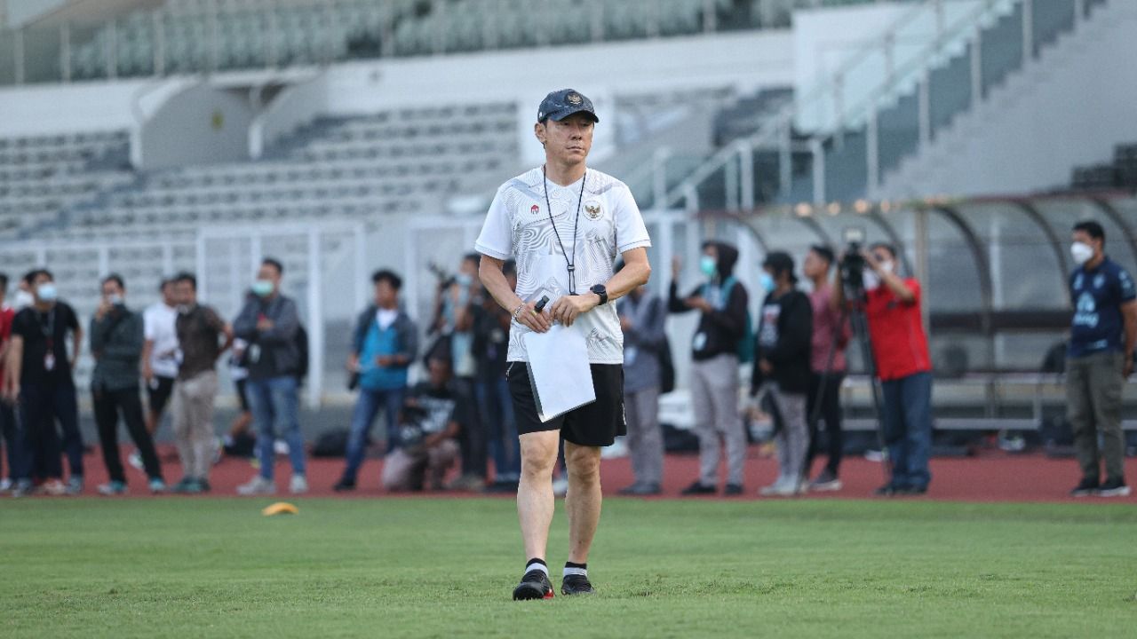 Shin Tae-yong saat memimpin sesi pemusatan latihan timnas U-19 Indonesia untuk persiapaan Piala AFF U-19 2022 di Stadion Madya, Senayan, Selasa (21/6/2022).