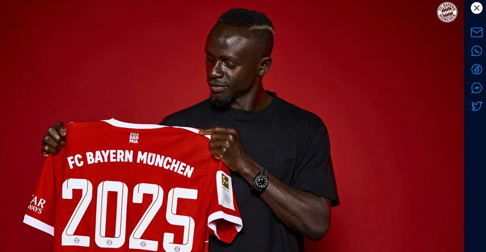 Sadio Mane memperlihatkan kaus yang bertuliskan 2025, tahun kontraknya di Bayern Munchen.