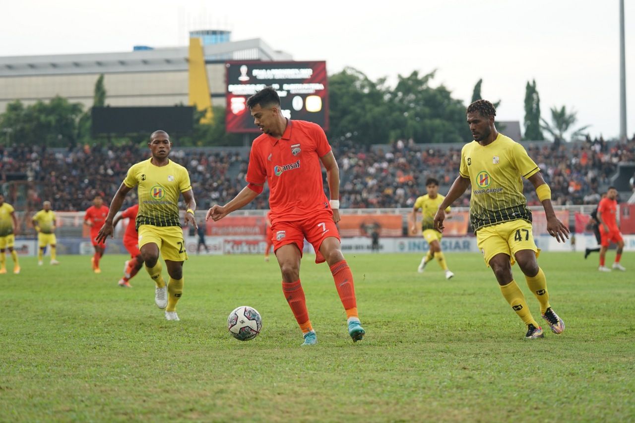 Striker Borneo FC asal Brasil, Matheus Pato di antara dua pemain bertahan Barito Putera, Franc Sokoy serta Doni Monim dalam laga Piala Presiden 2022 di Stadion Segiri, Samarinda, 22 Juni 2022. 