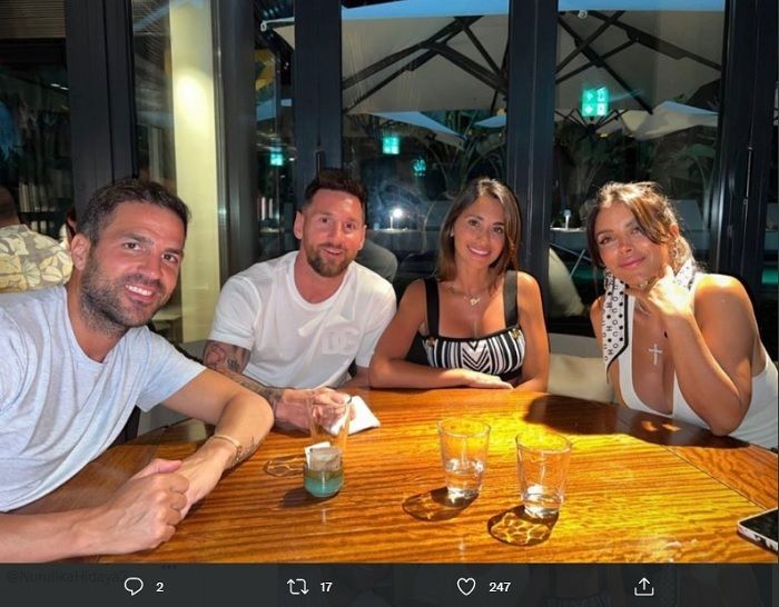 Lionel Messi dan Cesc Fabregas bersama pasangan mereka masing-masing saat menikmati liburan bersama di Ibiza.