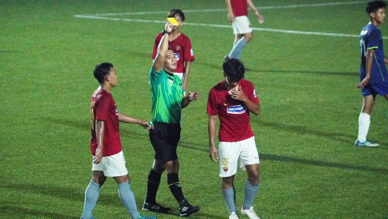 Pemain Bina Sentra U-16 mendapat kartu kuning saat menghadapi TSI Jakarta di TopSkor Cup Nasional 2022.