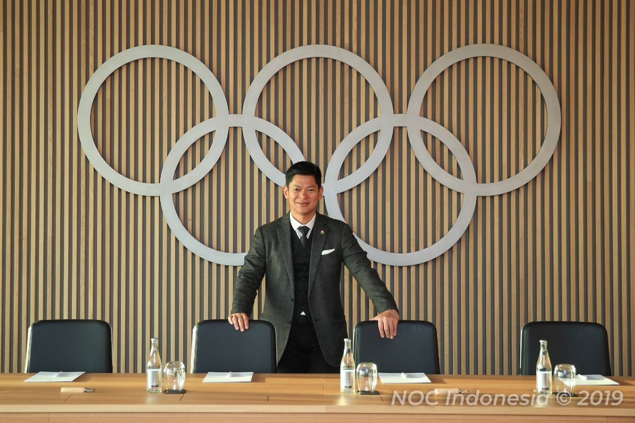 Potret Ketua NOC Indonesia, Raja Sapta Oktohari, di depan lambang lima cincin Olimpiade.