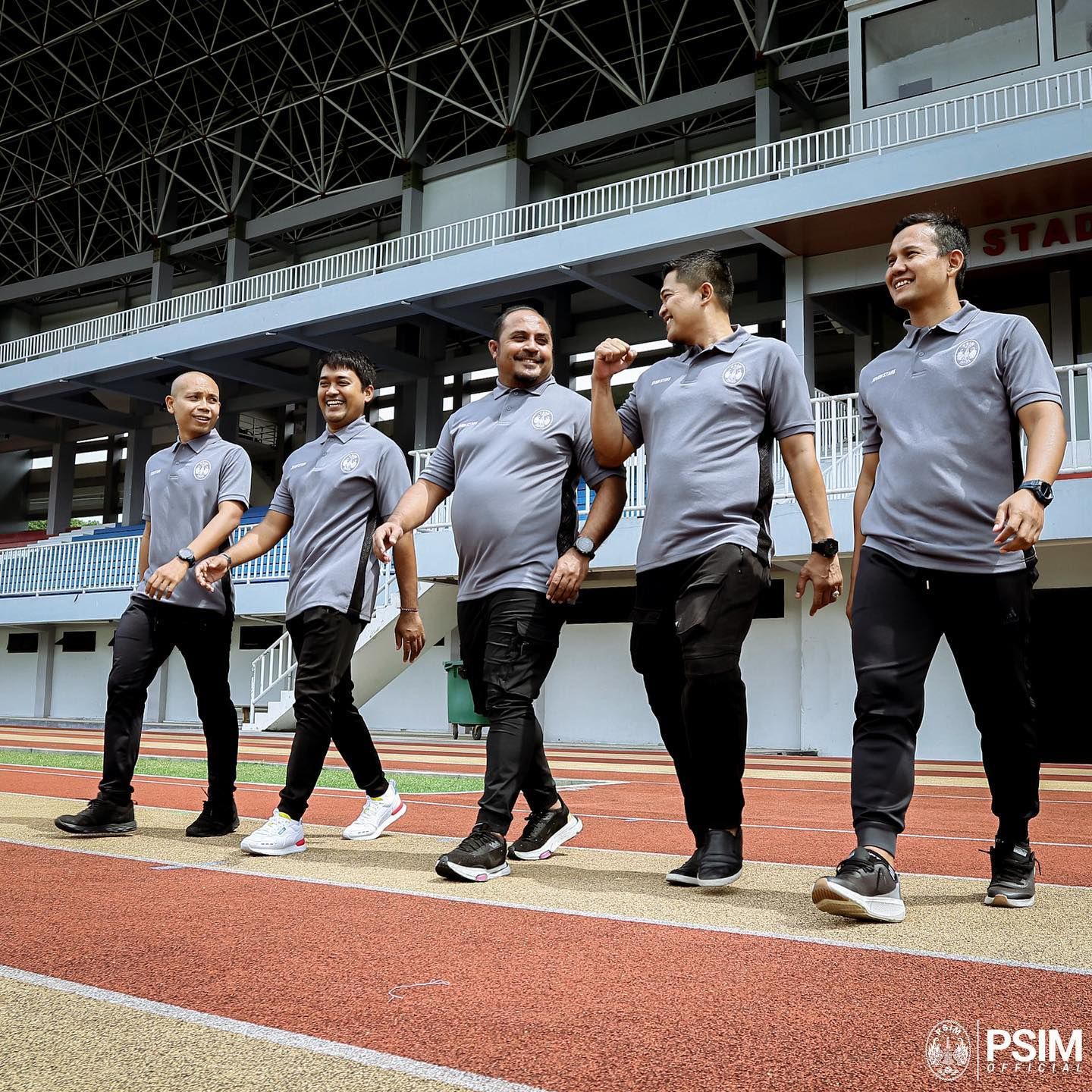 Pelatih PSIM Yogyakarta, Imran Nahumarury (tengah) dengan para staf kepelatihan Laskar Mataram untuk Liga 2 2022.