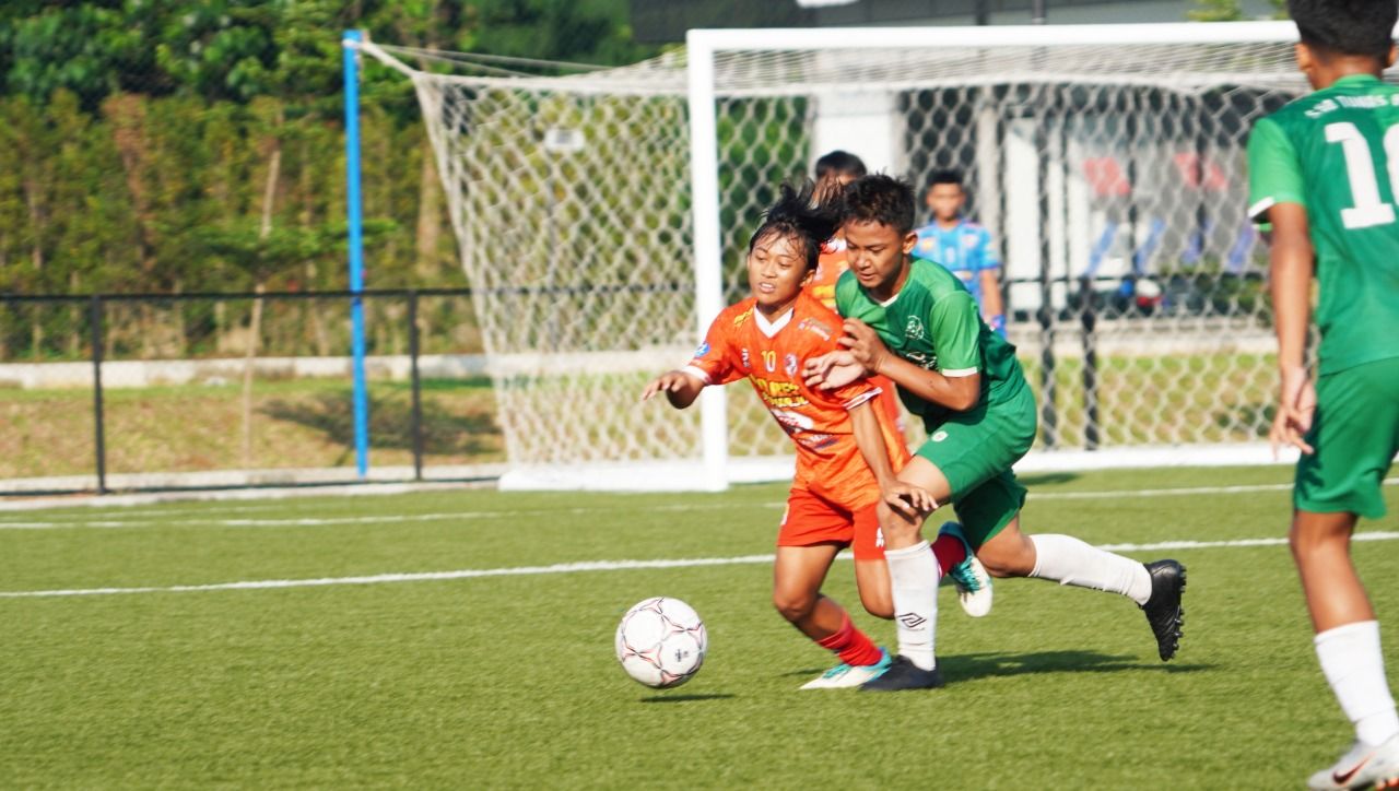 Duel pemain PFA Sukoharjo dengan Tunas Bogor di laga semifinal TopSkor Cup Nasional U-14 2022
