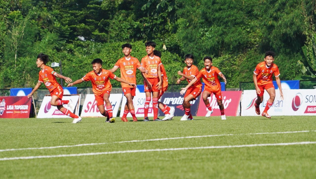 Para pemain PFA Sukoharjo merayakan kemenangan atas Tunas Bogor di semifinal TopSkor Cup Nasional U-14 Nasional 2022