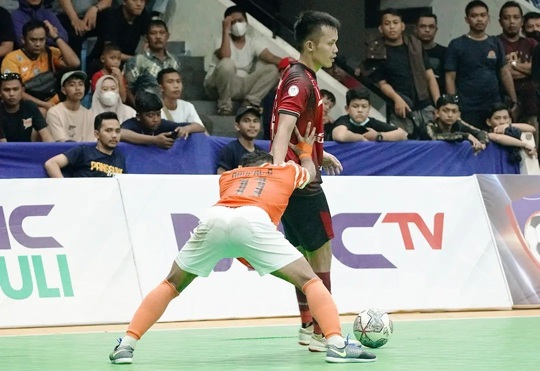 Pemain pinjaman dari Bintang Timur Surabaya, Subhan Faidasa (berdiri), saat membela Pendekar United melawan Sadakata FC pada Pro Futsal League 2021 di GOR Pangsuma, Pontianak, Juni 2022.