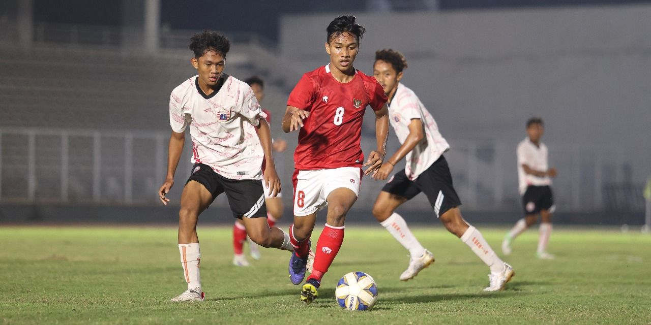 Pertandingan uji coba antara timnas U-19 Indonesia melawan Persija Jakarta yang berakhir imbang tanpa gol di Stadion Madya, Senayan, Jumat (24/6/2022).