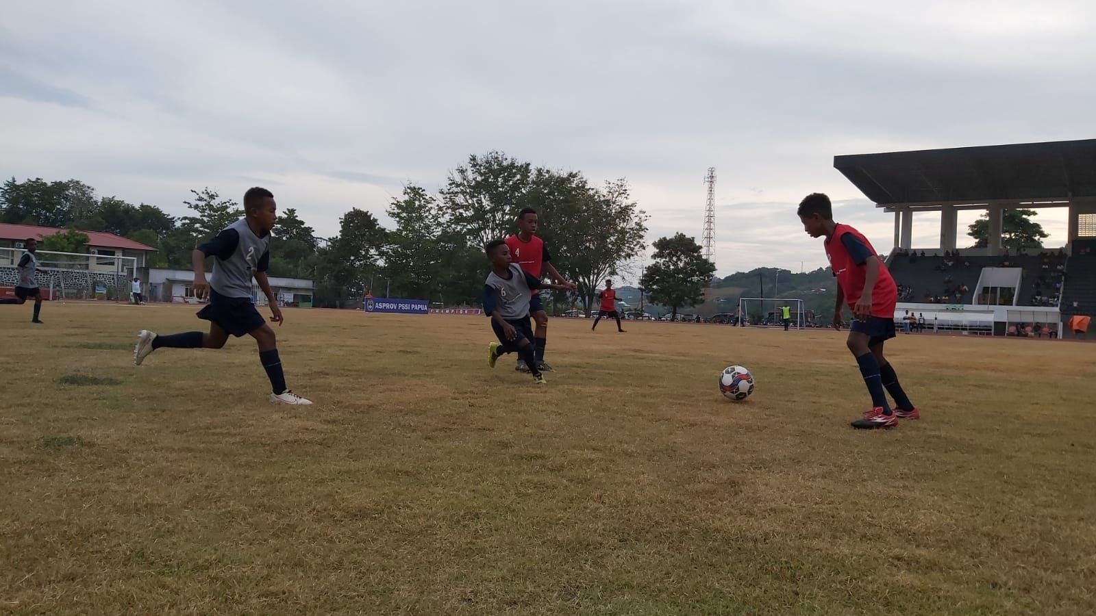 Aksi pesepak bola junior dalam PFA Cari Bakat untuk Kota Jayapura dan terlaksana di Stadion Mahacendra, Universitas Cenderawasih pada Sabtu dan Minggu, 25 serta 26 Juni 2022
