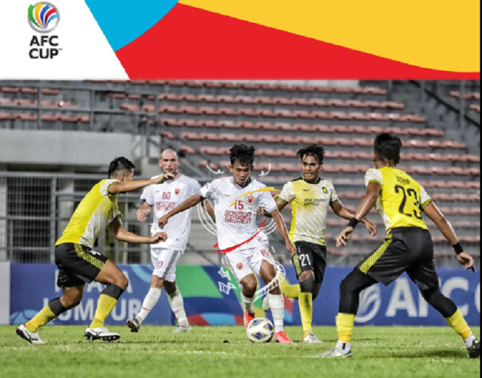 Penyerang PSM Makassar, Ricky Pratama di antara tiga pilar bertahan Tampines Rovers dalam laga Grup H Piala AFC 2022 di Stadion KLFA, Kuala Lumpur, Malaysia, 27 Juni 2022.