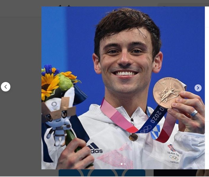 Atlet loncat indah asal Inggris, Tom Daley saat memamerkan medali perunggu Olimpiade Tokyo 2020.