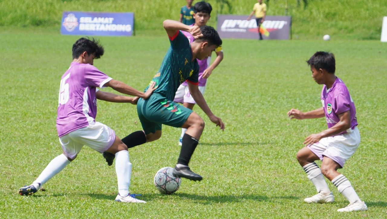 Pemain Garuda Kabonena (tengah) dihalau dua pemain ASAD 313 pada lanjutan fase penyisihan grup TopSkor Cup Nasional U-18 2022