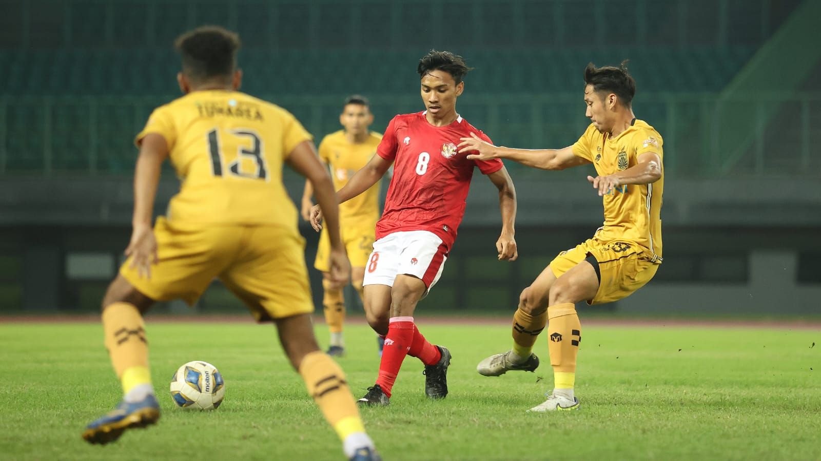Timnas U-19 Indonesia harus mengakui keunggulan Bhayangkara FC pada laga uji coba di Stadion Patriot Candrabhaga, Bekasi, Senin (28/6/2022).