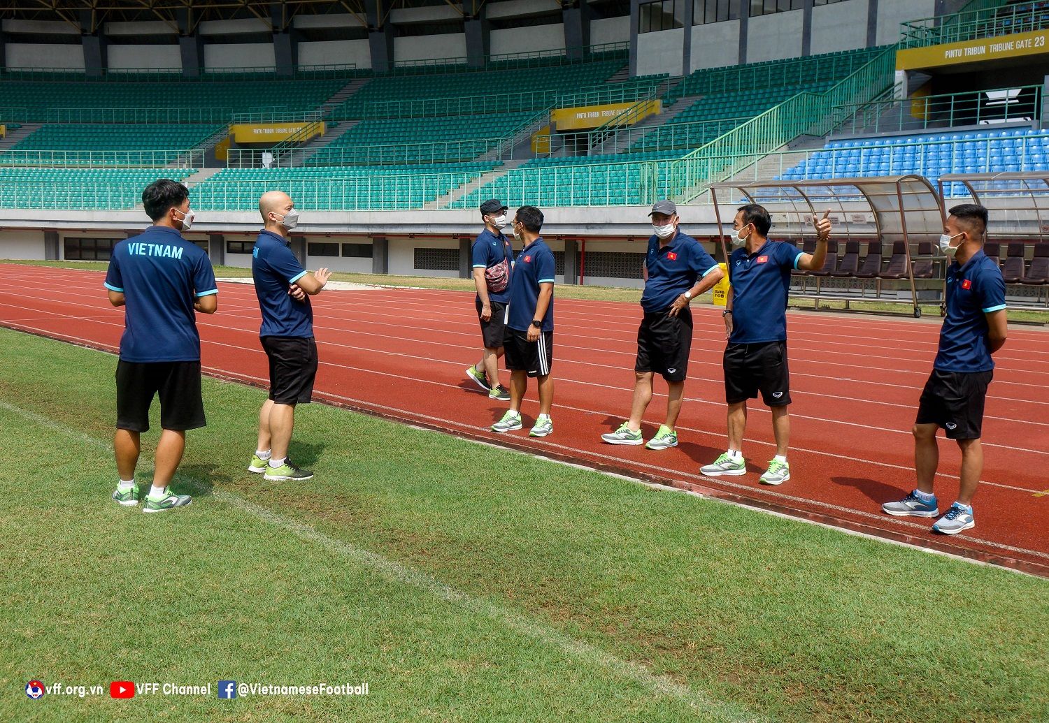 Tim pelatih timnas U-19 Vietnam meninjau venue pertandingan fase grup Piala AFF U-19 2022, Stadion Patriot Chandrabhaga.