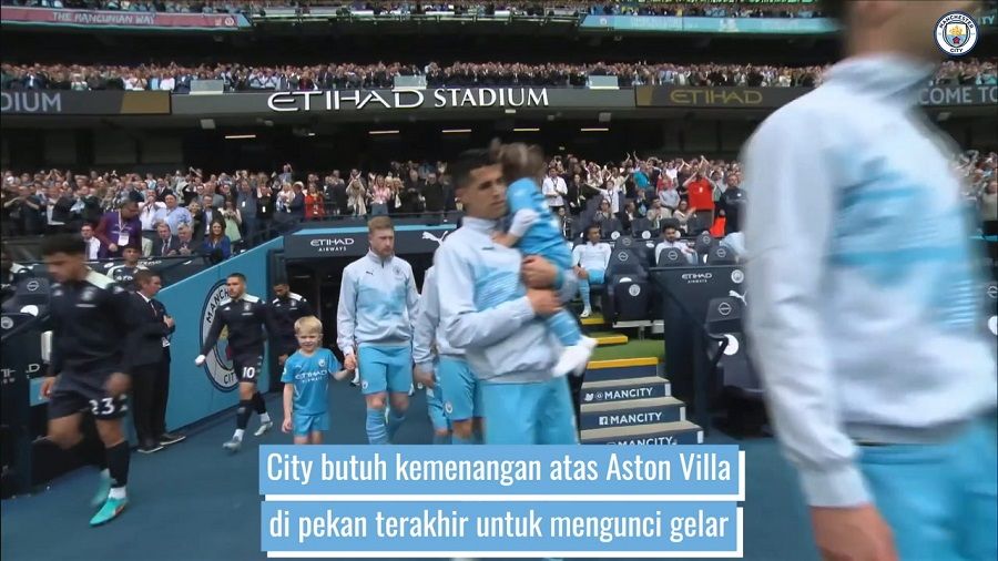 Pemain Manchester City saat memasuki lapangan di pekan terakhir lawan Aston Villa, musim lalu.