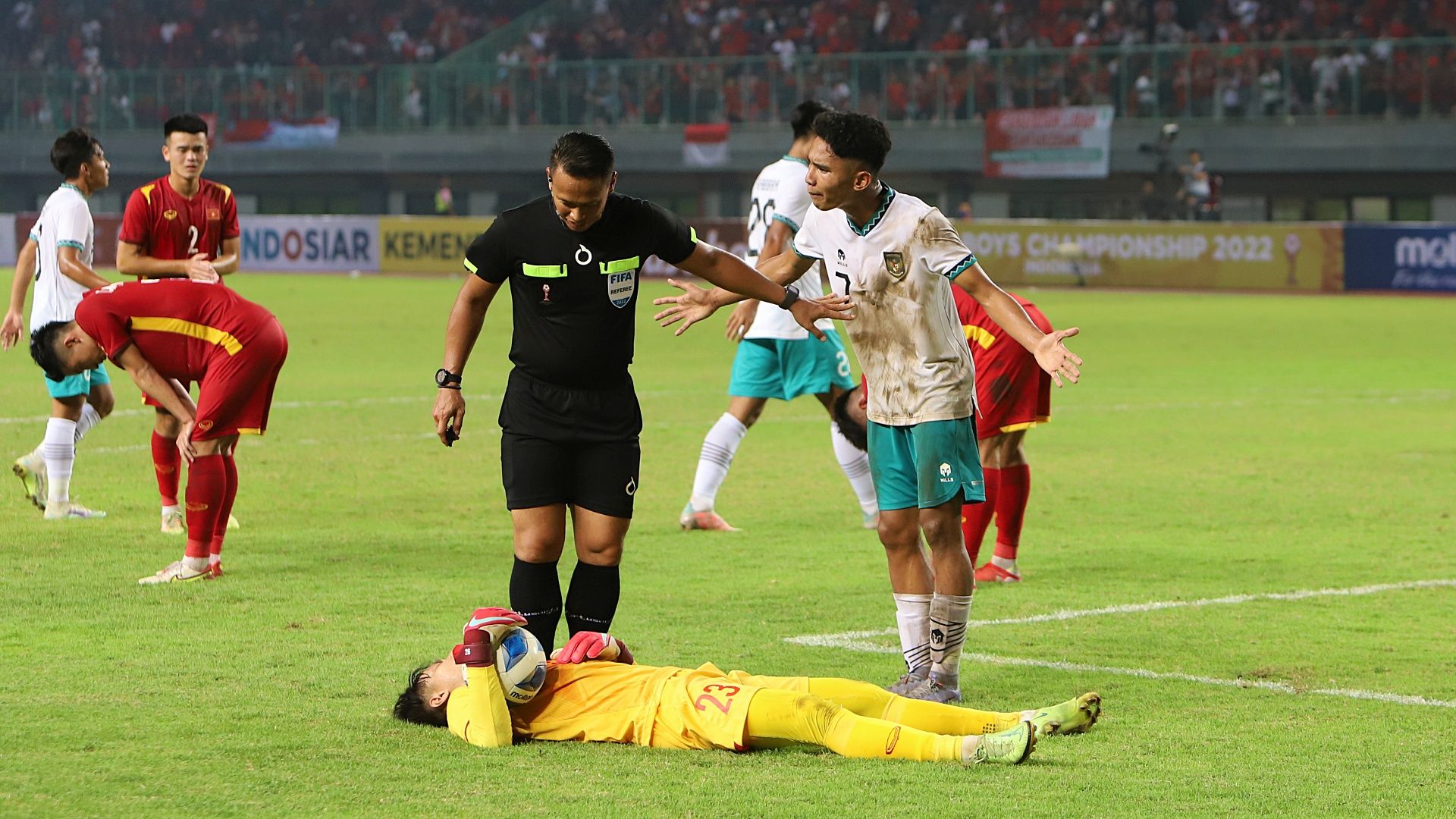 Gelandang timnas U-19 Indonesia, Marselino Ferdinan bicara ke wasit Razlan Juffri Aji dari Malaysia karena menilai kiper Vietnam, Cao Van Binh mengulur waktu dalam laga pertama Grup A penyisihan Piala AFF U-19 2022, 2 Juli 2022.