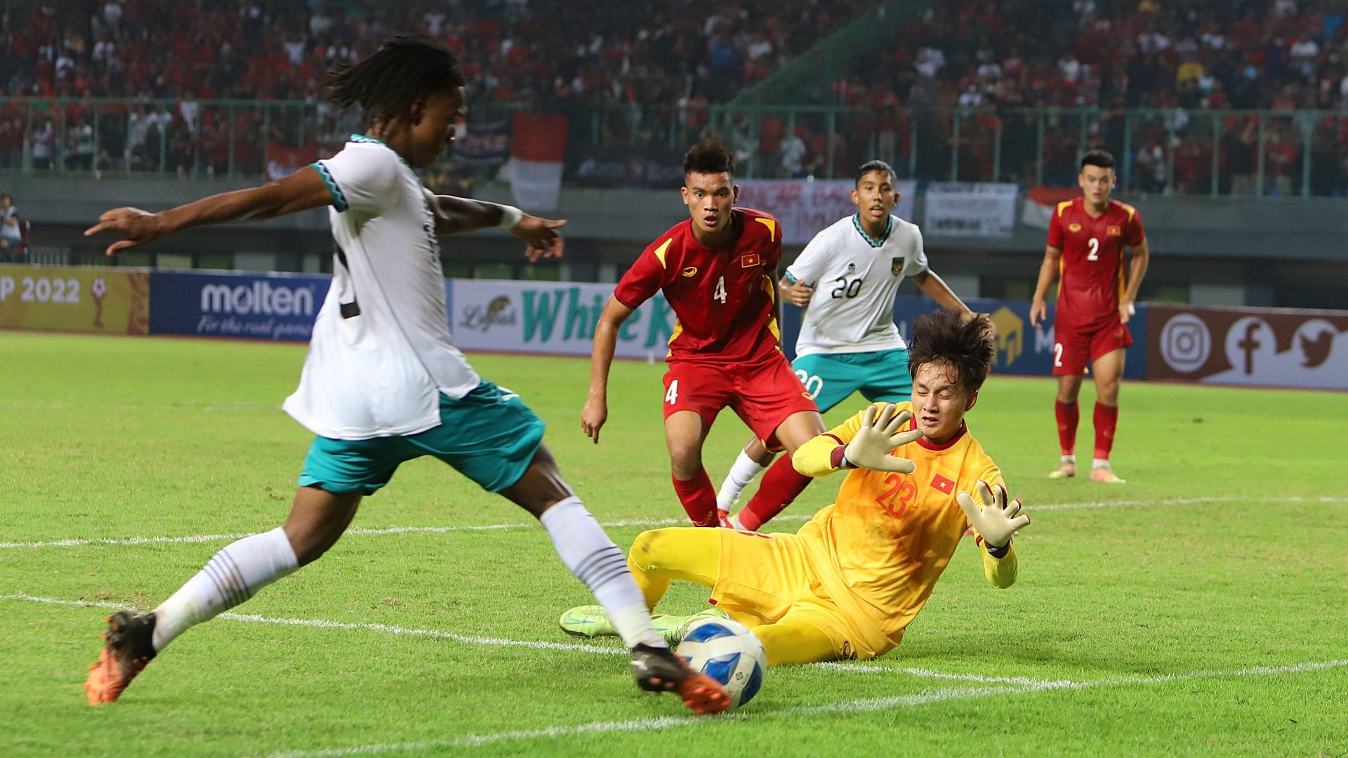 Aksi penyerang timnas U-19 Indonesia, Ronaldo Kwateh coba dihadang kiper Vietnam, Cao Van Binh (23) dalam laga pertama Grup A penyisihan Piala AFF U-19 2022, 2 Juli 2022.