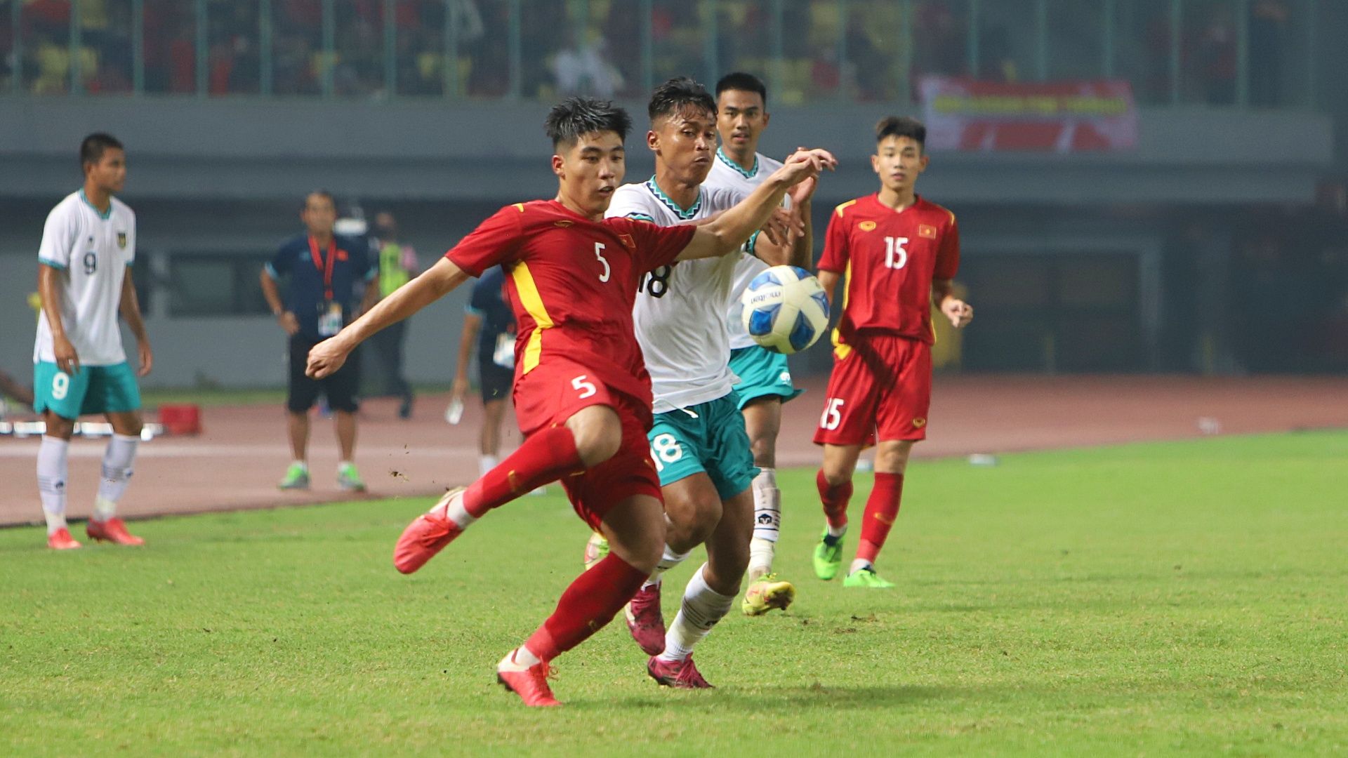 Penyerang timnas U-19 Indonesia, Alfriyanto Nico membayangi aksi bek Vietnam, Dang Luan Phong (5) dalam laga pertama Grup A penyisihan Piala AFF U-19 2022, 2 Juli 2022.