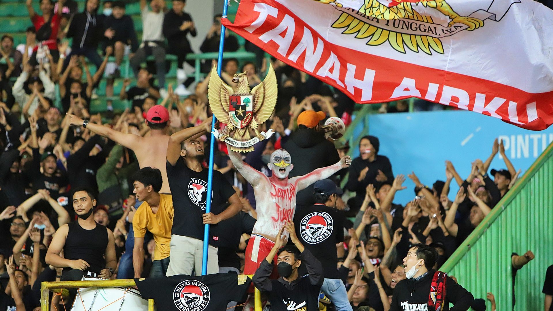 Suporter lokal dari ordo Ultras Garuda mendukung perjuangan timnas U-19 Indonesia saat bersua Vietnam di Stadion Patriot Candrabhaga, Kota Bekasi dalam laga pertama Grup A penyisihan Piala AFF U-19 2022, 2 Juli 2022.