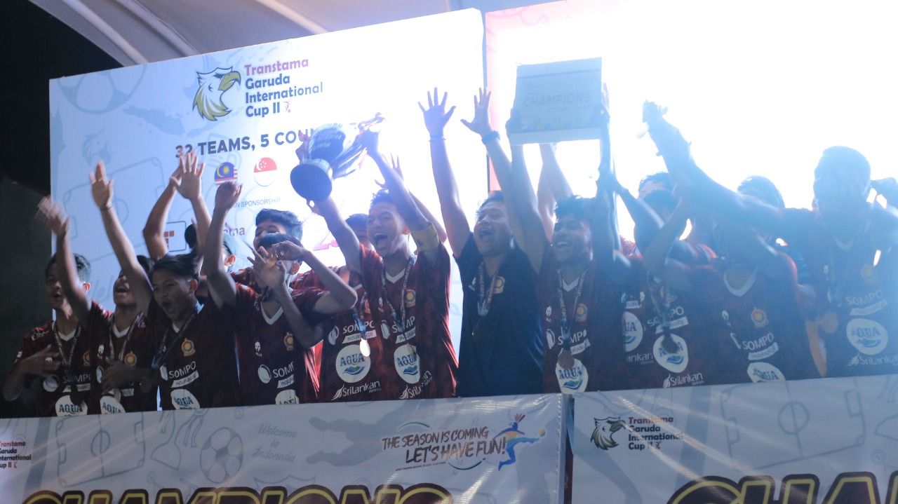 Perayaan juara ASIOP Merah di ajang Transtama Garuda International Cup II 