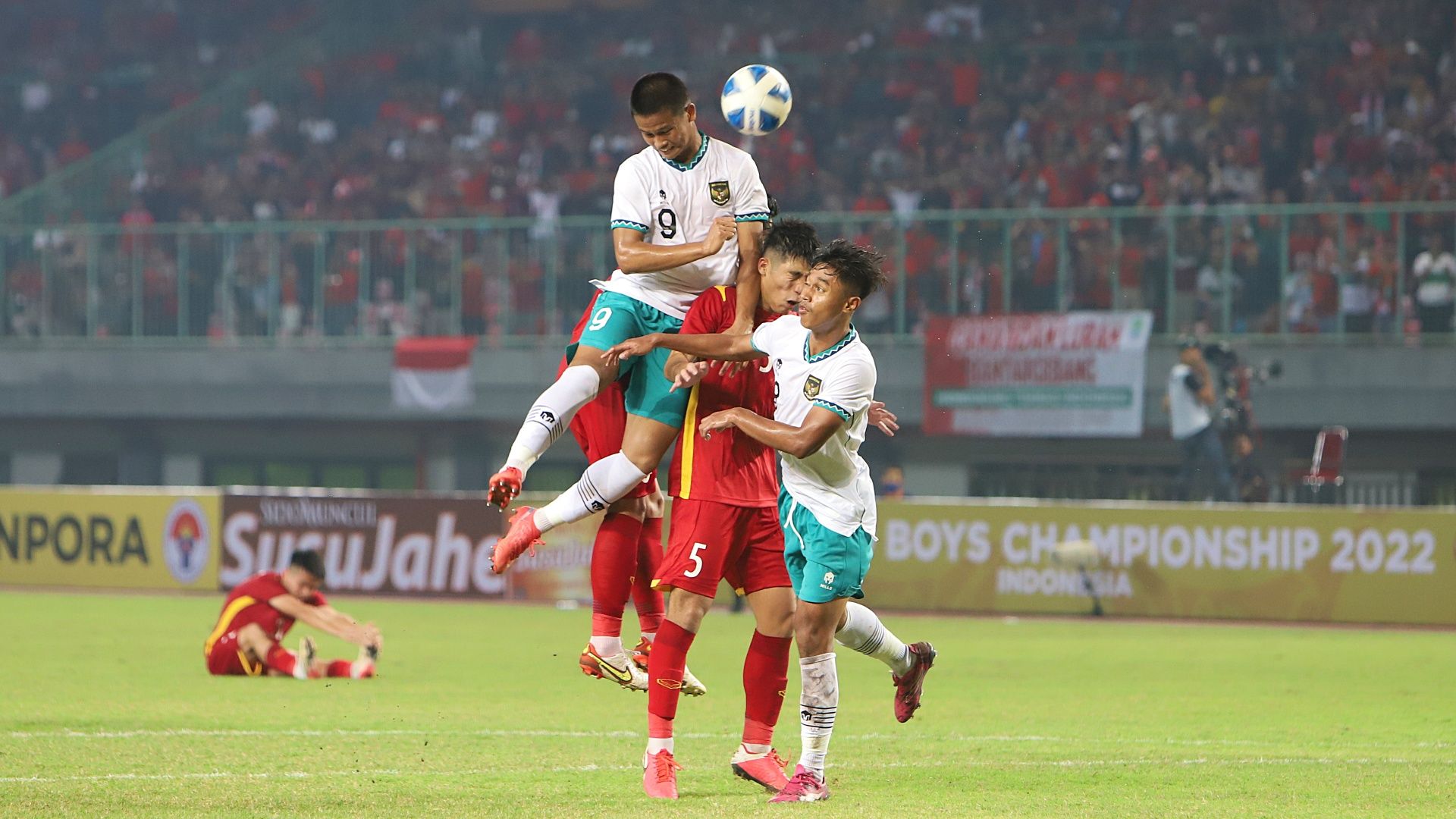 Striker timnas U-19 Indonesia, Hokky Caraka melompat menghindari bek Vietnam dalam laga pertama Grup A penyisihan Piala AFF U-19 2022, 2 Juli 2022.
