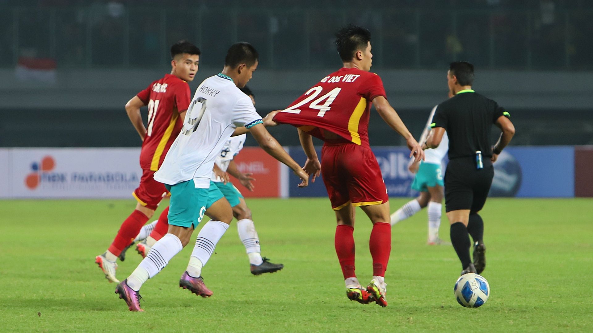 Striker timnas U-19 Indonesia, Hokky Caraka menarik kaos gelandang Vietnam, Nguyen Duc Viet dalam laga pertama Grup A penyisihan Piala AFF U-19 2022, 2 Juli 2022.