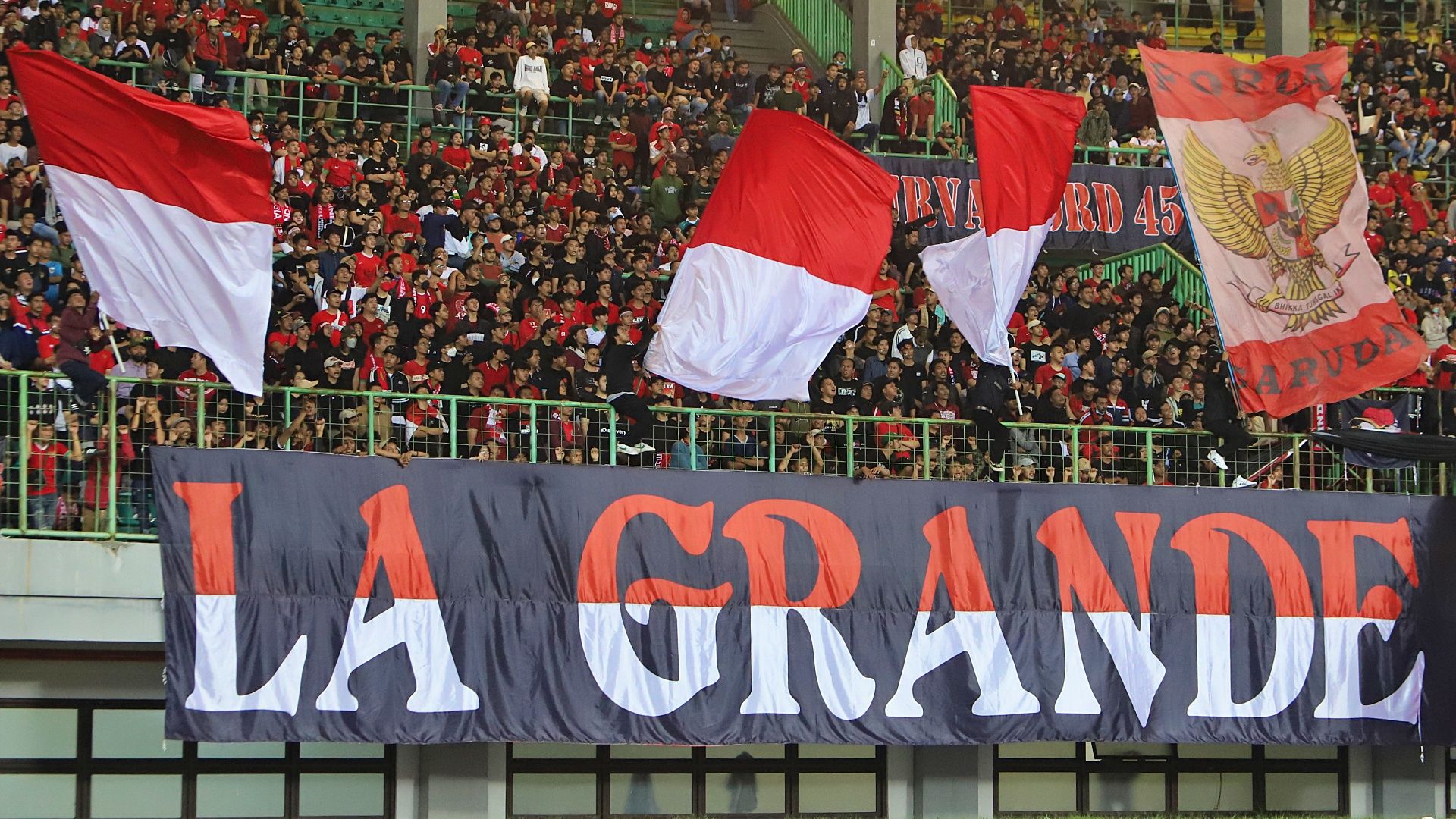 Suporter lokal dari ordo La Grande Indonesia mendukung perjuangan timnas U-19 Indonesia saat bersua Vietnam di Stadion Patriot Candrabhaga, Kota Bekasi dalam laga pertama Grup A penyisihan Piala AFF U-19 2022, 2 Juli 2022.