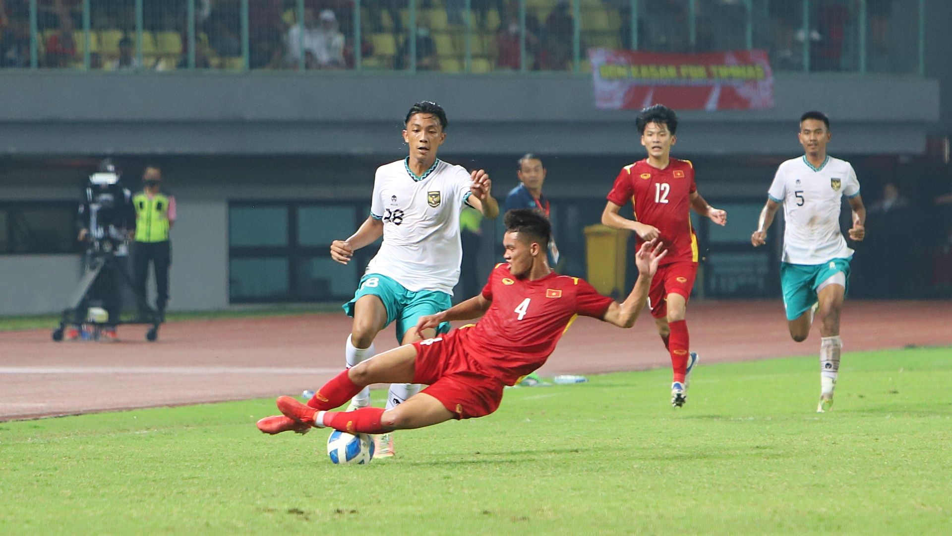 Penyerang timnas U-19 Indonesia, Rabbani Tasnim Siddiq coba dihadang bek Vietnam, Vu Van Son (4) dalam laga pertama Grup A penyisihan Piala AFF U-19 2022, 2 Juli 2022.