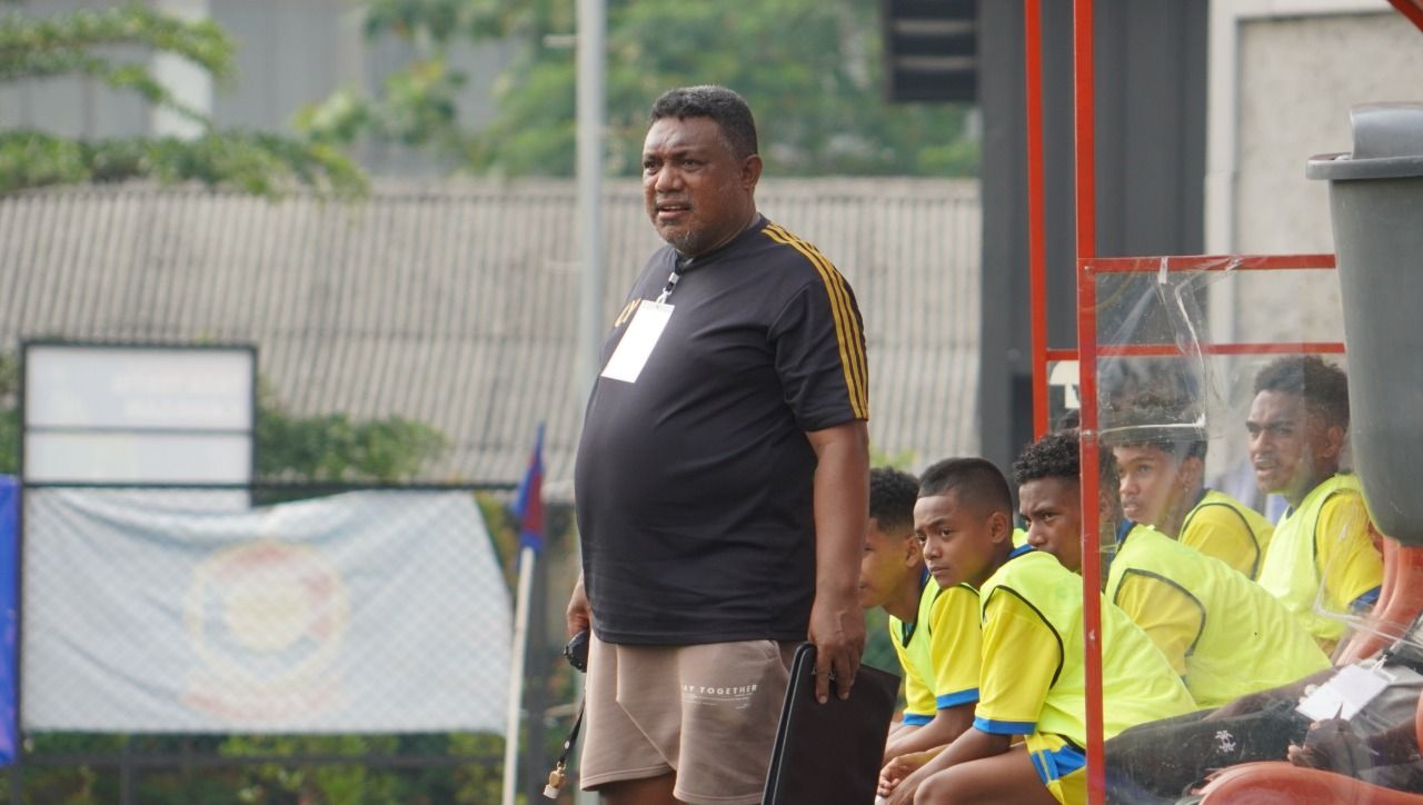 Aksi Chris Yarangga ketika melatih SSB Nafri di TopSkor Cup Nasional U-16 2022