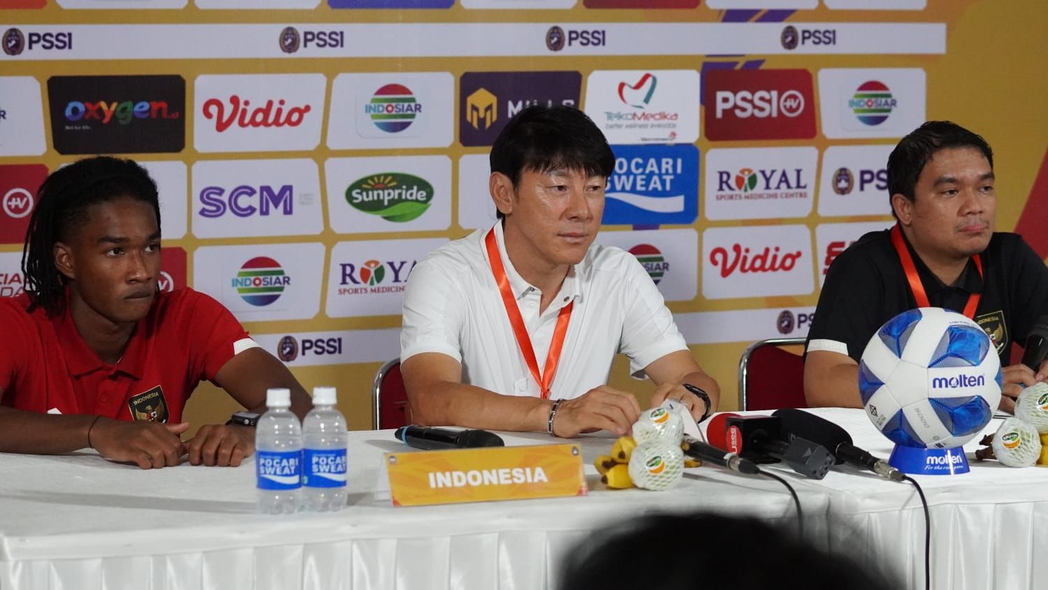 Ronaldo Kwateh dan pelatih timnas U-19 Indonesia, Shin Tae-yong, saat jumpa pers usai laga kontra Brunei di Piala AFF U-19 2022.