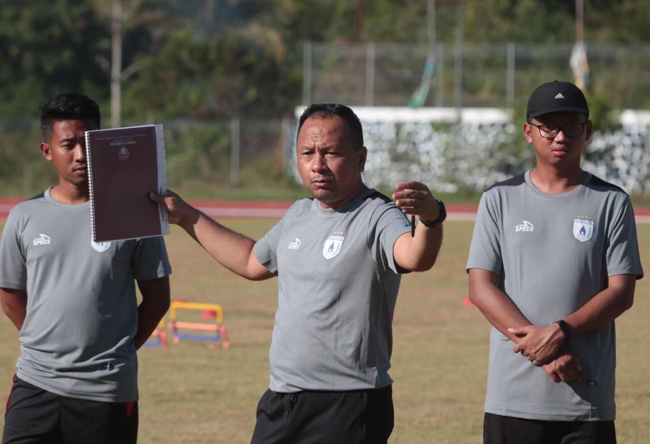 Pelatih anyar Persipura, Ricky Nelson (tengah) memimpin latihan perdana Mutiara Hitam menuju Liga 2 musim 2022 di Stadion Mahachandra, Universitas Cendrawasih, Kota Jayapura, 4 Juli 2022.
