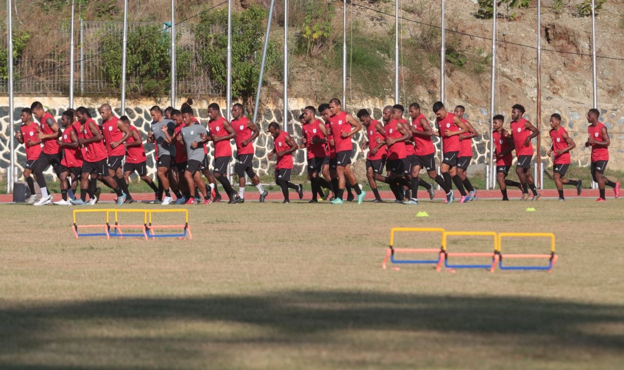 Para pemain Persipura joging dalam pemanasan saat latihan perdana untuk persiapan menuju Liga 2 2022 di Stadion Mahachandra, Universitas Cendrawasih, Jayapura pada 4 Juli 2022.